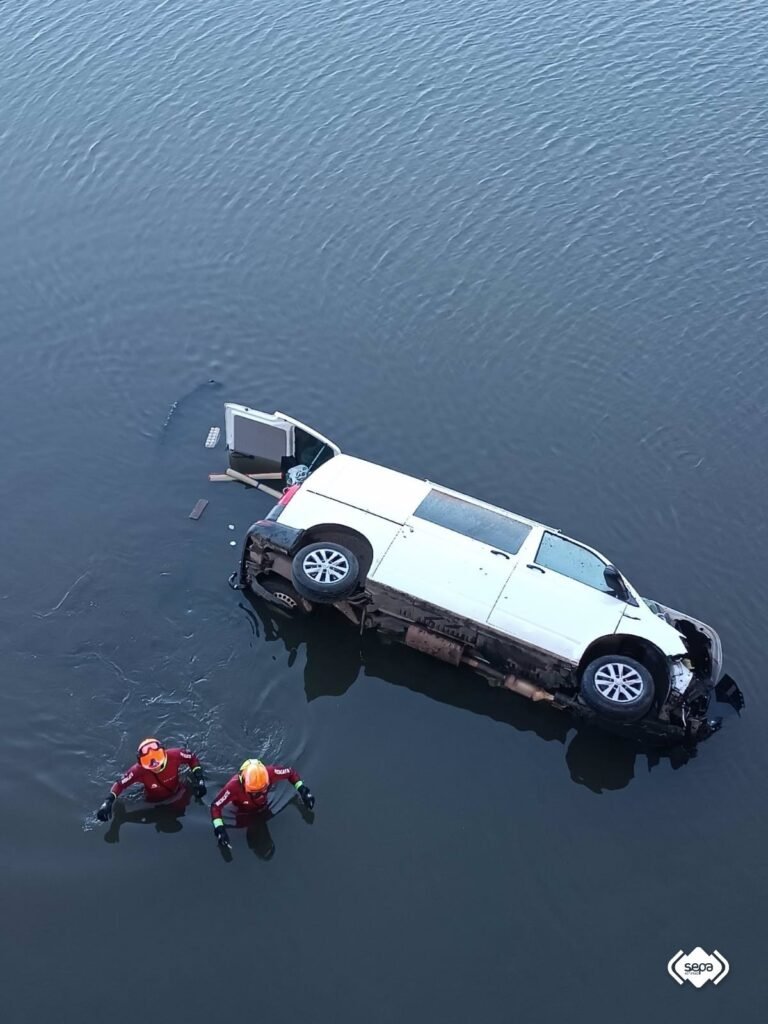 Accidente-en-la-ria-de-Aviles-furgoneta-cae-cerca-del.jpg