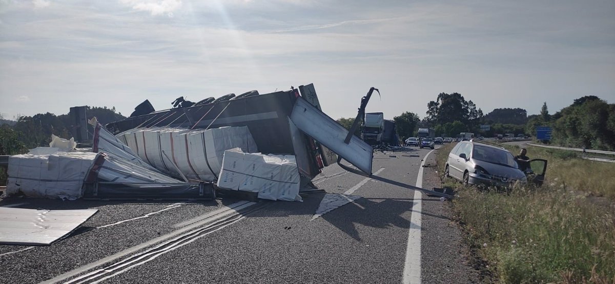 Conductor-herido-grave-tras-volcar-su-camion-en-choque-en.jpg