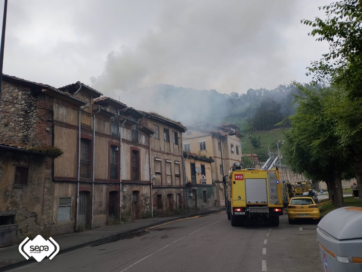1748980383_Controlado-incendio-en-dos-viviendas-deshabitadas-en-Ujo-Mieres.jpg