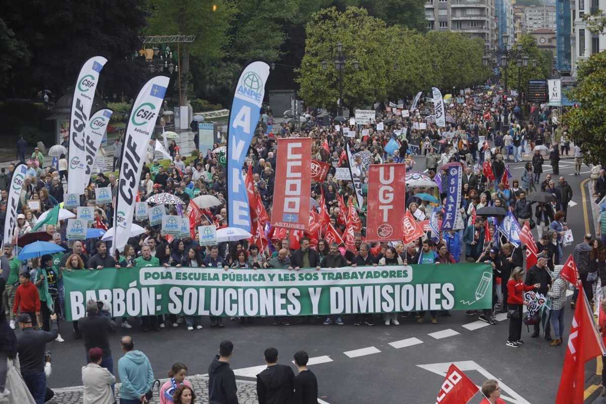 Docentes-llenan-la-calle-Uria-en-manifestacion-por-la-educacion.jpg
