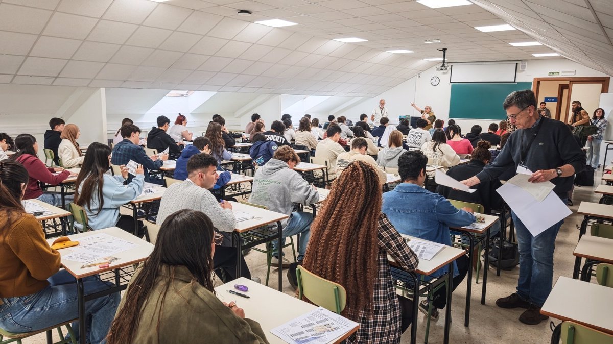 Inicio-de-PAU-en-Asturias-con-examen-de-Turismofobia-en.jpg