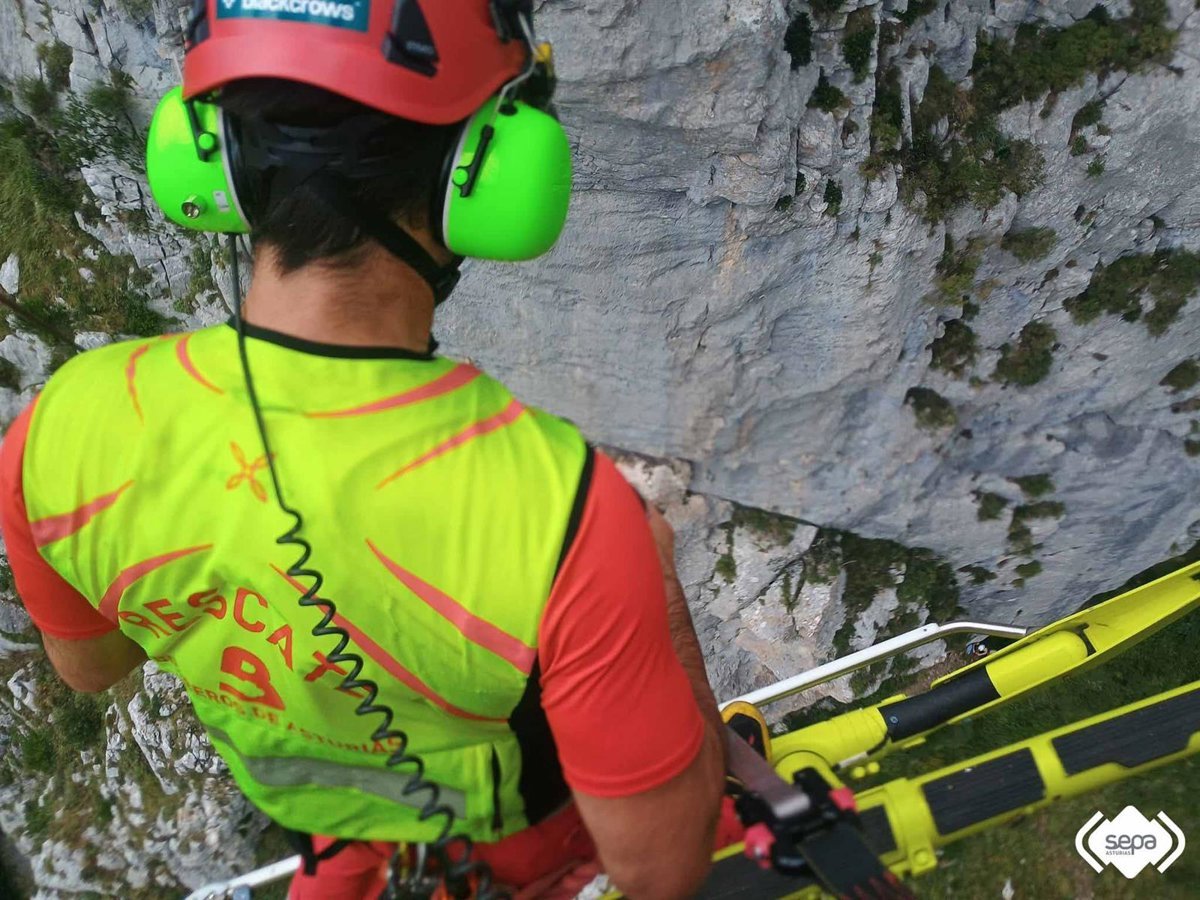 1751775370_Evacuado-al-HUCA-un-escalador-de-38-anos-con-fractura.jpg