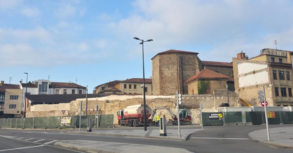 Aspecto actual de la muralla medieval de Avilés
