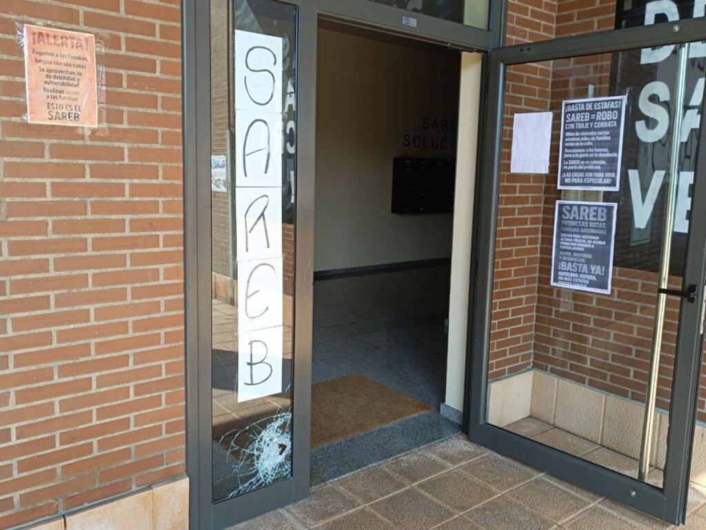 Vandalizan-portal-de-viviendas-en-Contrueces-por-conflicto-con-Sareb.jpg