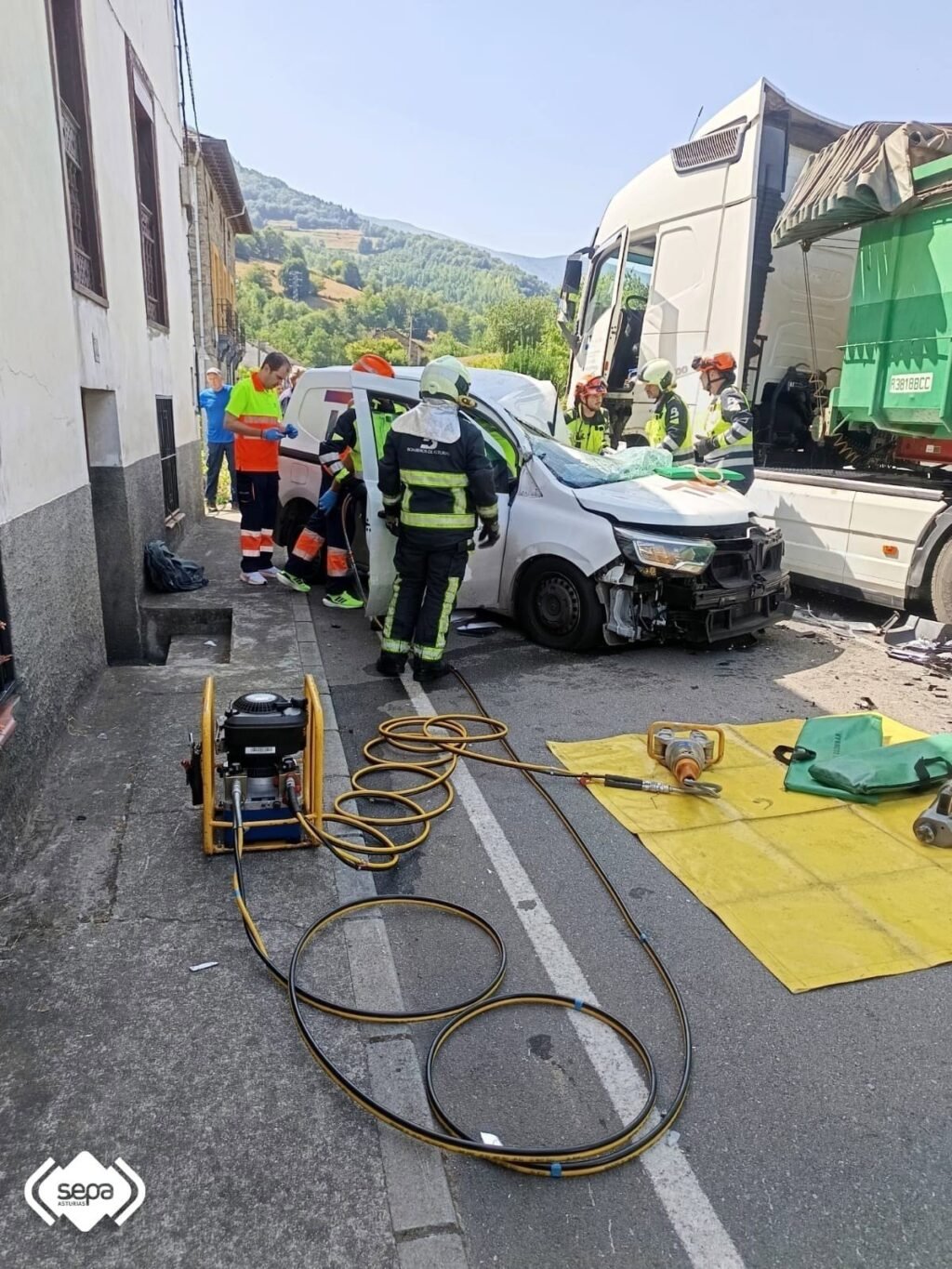 Colision-entre-furgoneta-y-camion-deja-un-herido-grave-en.jpg