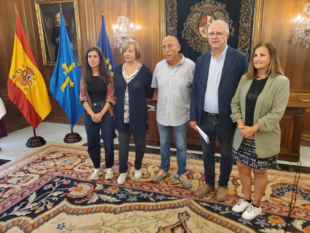 De izquierda a derecha: la directora general de Infancia y Familias del Principado de Asturias, Clara Sierra Caballero; la alcaldesa de Avilés, Mariví Monteserín; el concejal de Servicios Sociales, Agustín Medina; el director general de Salud Pública del Principado de Asturias, Ángel José López Díaz; y la concejala de Ciudad Saludable, Ana Suárez Guerra.