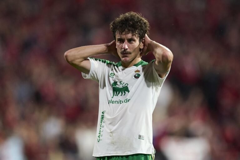 El-Racing-de-Santander-golea-y-se-coloca-colider-de.jpg