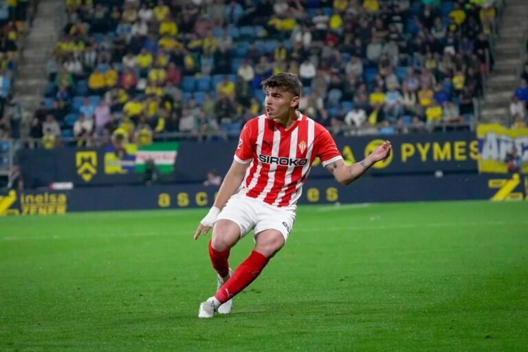 El-Sporting-de-Gijon-lidera-LaLiga-Hypermotion-tras-vencer-a.jpg