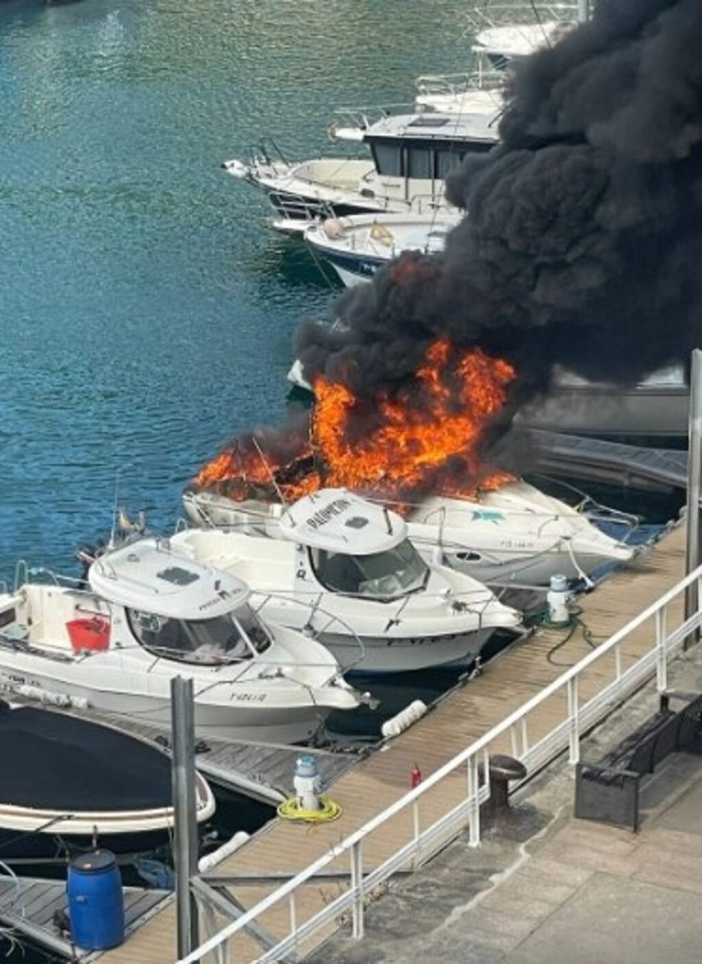Embarcacion-de-recreo-devorada-por-el-fuego-en-puerto-de.jpg