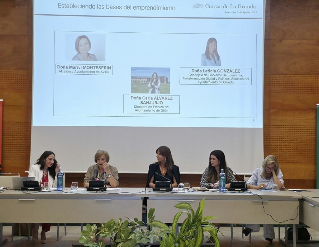 Monteserín (segunda por la izquierda) durante su intervención