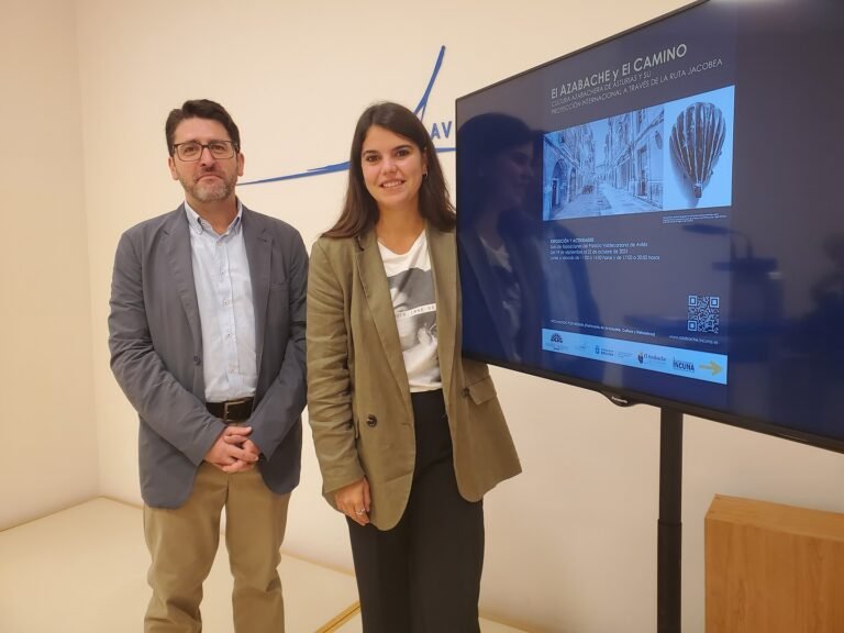 El arquitecto Benigno Gómez, miembro de INCUNA, y la concejala de Turismo, Raquel Ruiz