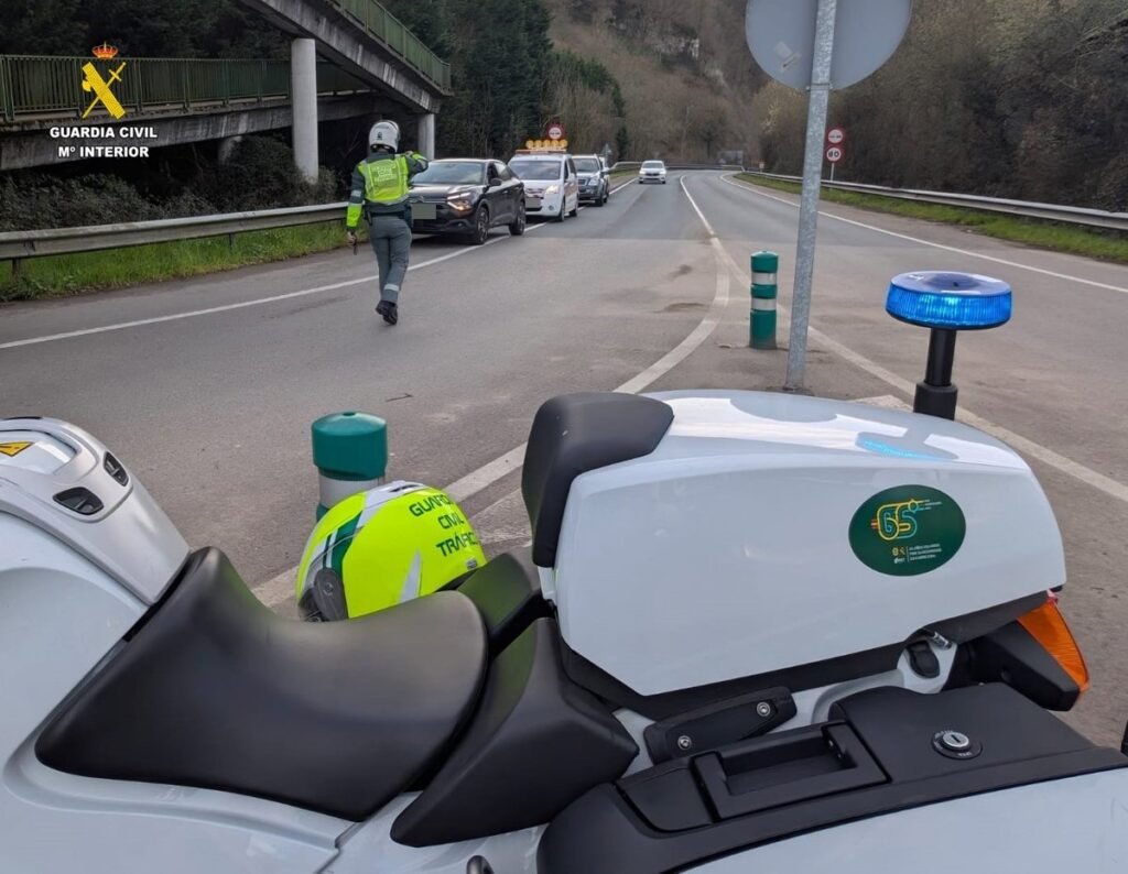 Corte-en-la-AS-17-en-Langreo-por-salida-de-camion.jpg
