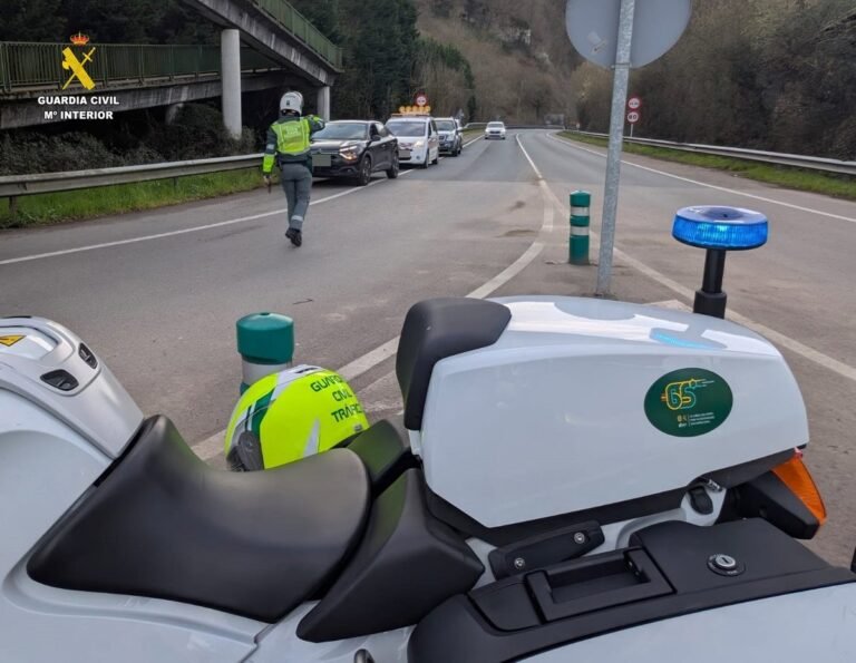 Corte-en-la-AS-17-en-Langreo-por-salida-de-camion.jpg