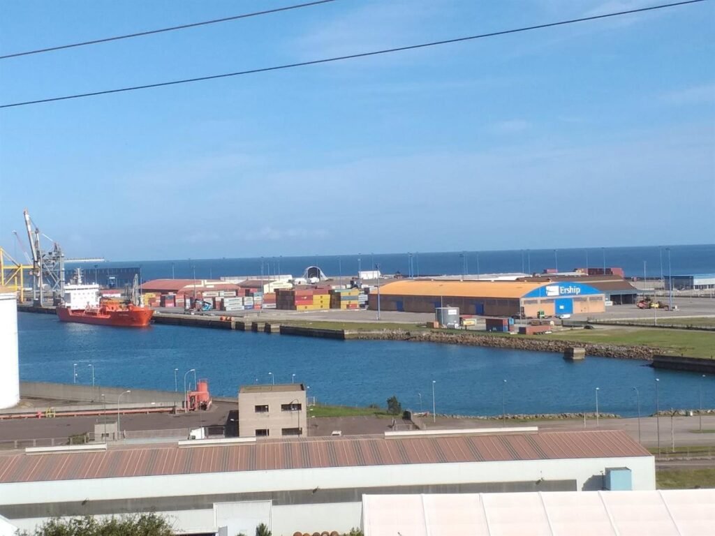 Un-barco-pesquero-escoltado-por-posibles-amenazas-en-Gijon.jpg
