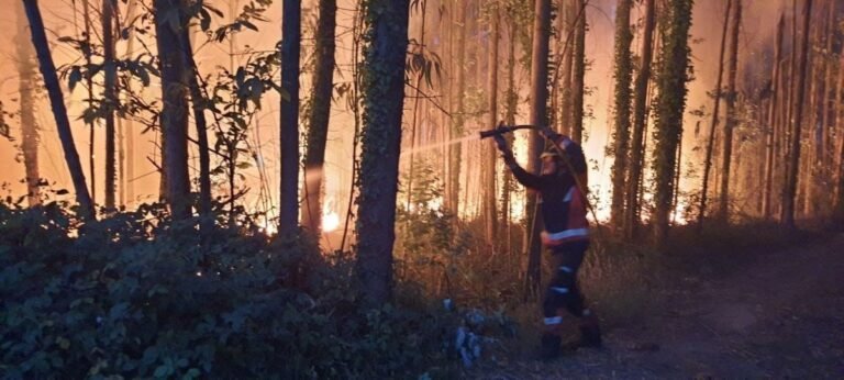 Evacuacion-de-vecinos-por-incendio-en-monte-Areo-en-Gijon.jpg