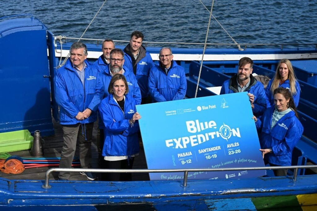 La-expedicion-azul-llega-a-Aviles-para-concienciar-sobre-los.jpg