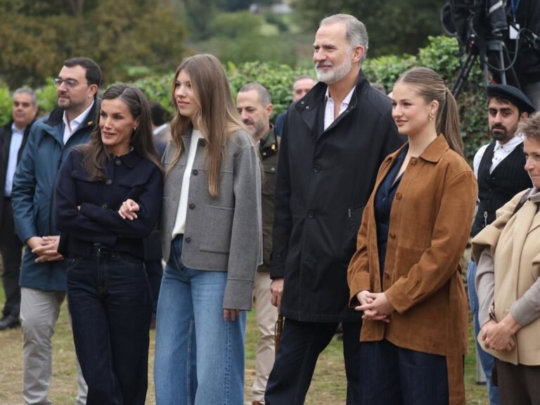 Visita-de-los-Reyes-y-sus-hijas-para-entregar-premio.jpg