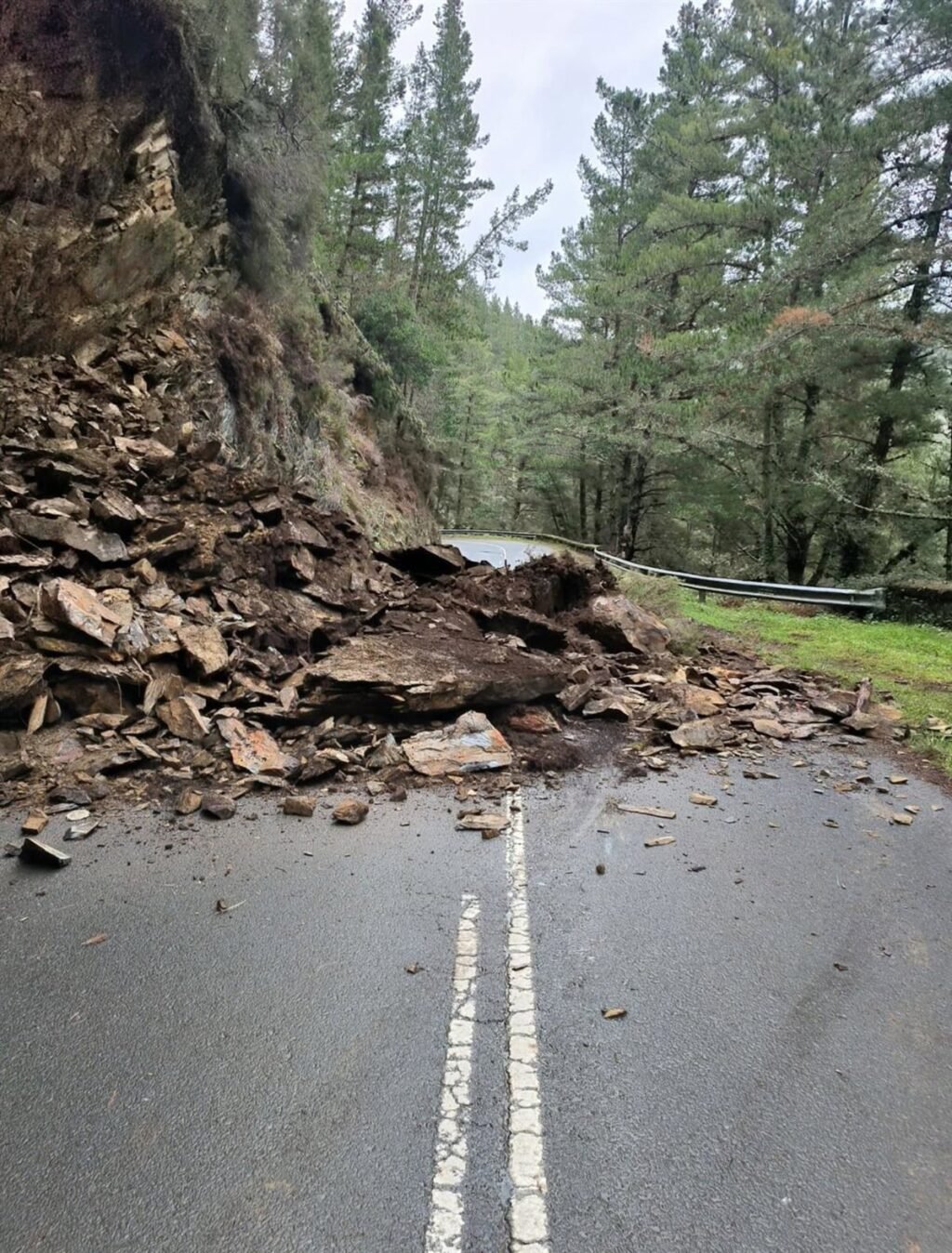 Desprendimiento-en-la-AS-14-entre-Grandas-de-Salime-y-Puente.jpg