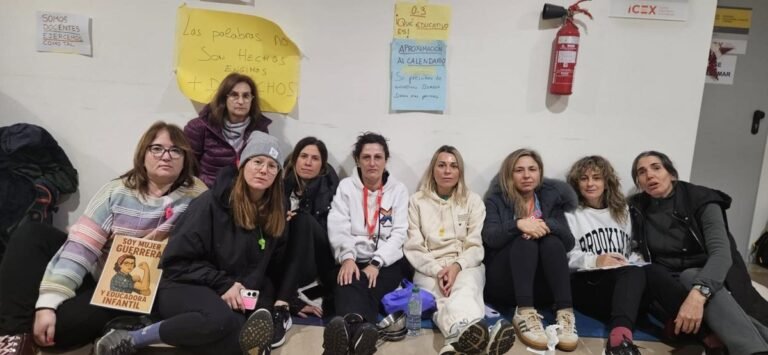 Las-educadoras-encerradas-en-Educacion-siguen-movilizadas-sin-acercamiento.jpg