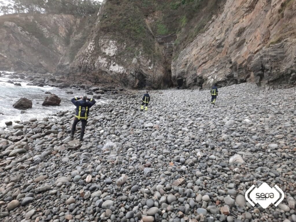 Continua-la-busqueda-del-pescador-desaparecido-en-Coana-tras-nueve.jpg