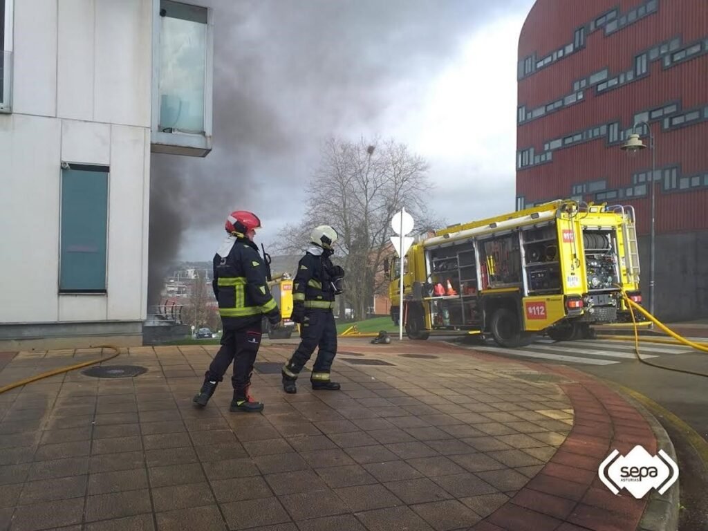 Desalojan-edificio-en-Aviles-por-incendio-en-garaje.jpg