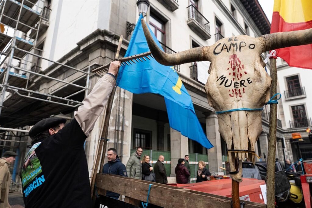 El-campo-asturiano-cancela-la-manifestacion-y-los-tractores-abandonan.jpg