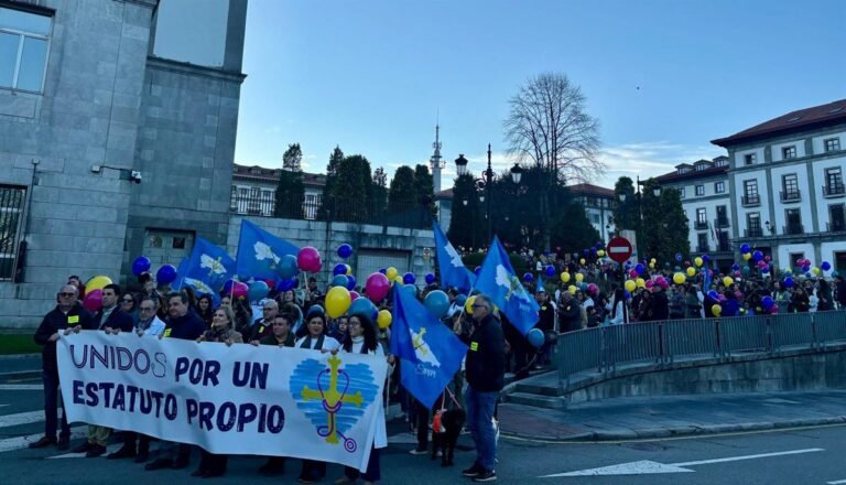 Medicos-asturianos-muestran-su-hartazgo-en-manifestacion-en-Oviedo-durante.jpg