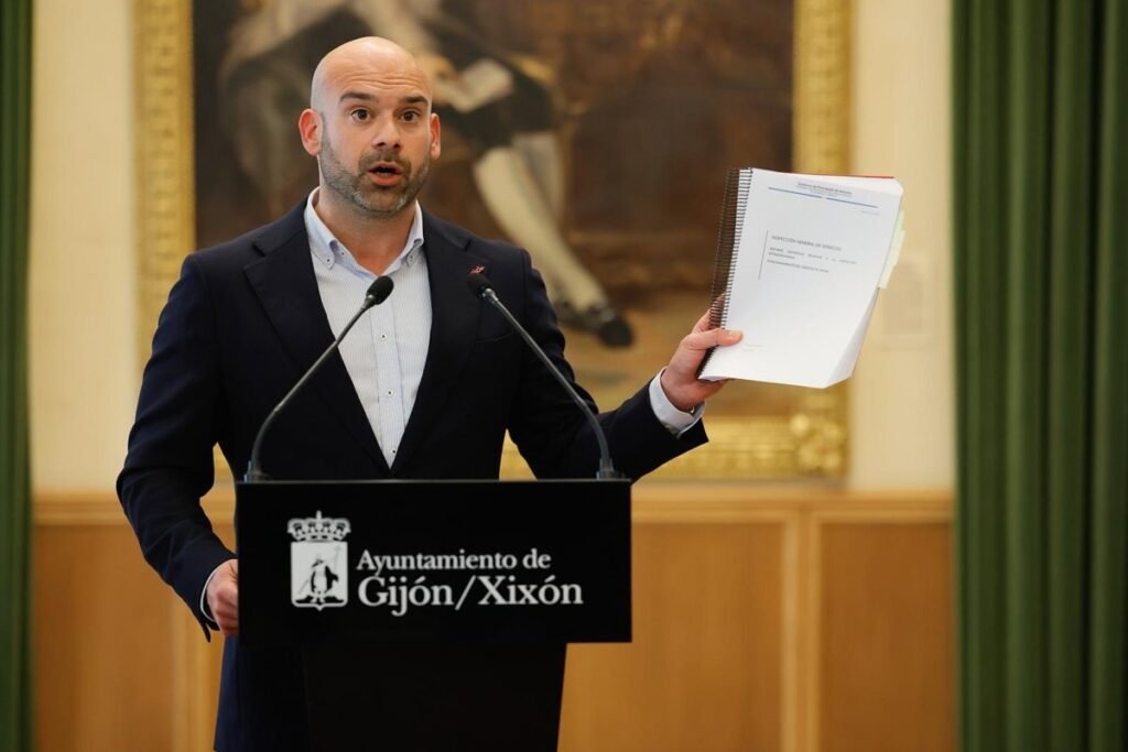 El-Ayuntamiento-de-Gijon-pide-el-cese-de-Nieves-Roqueni.jpg