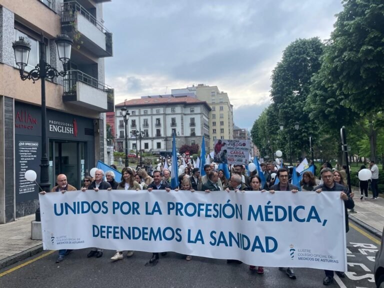 Medicos-asturianos-se-concentran-en-Oviedo-por-la-sanidad-y.jpg