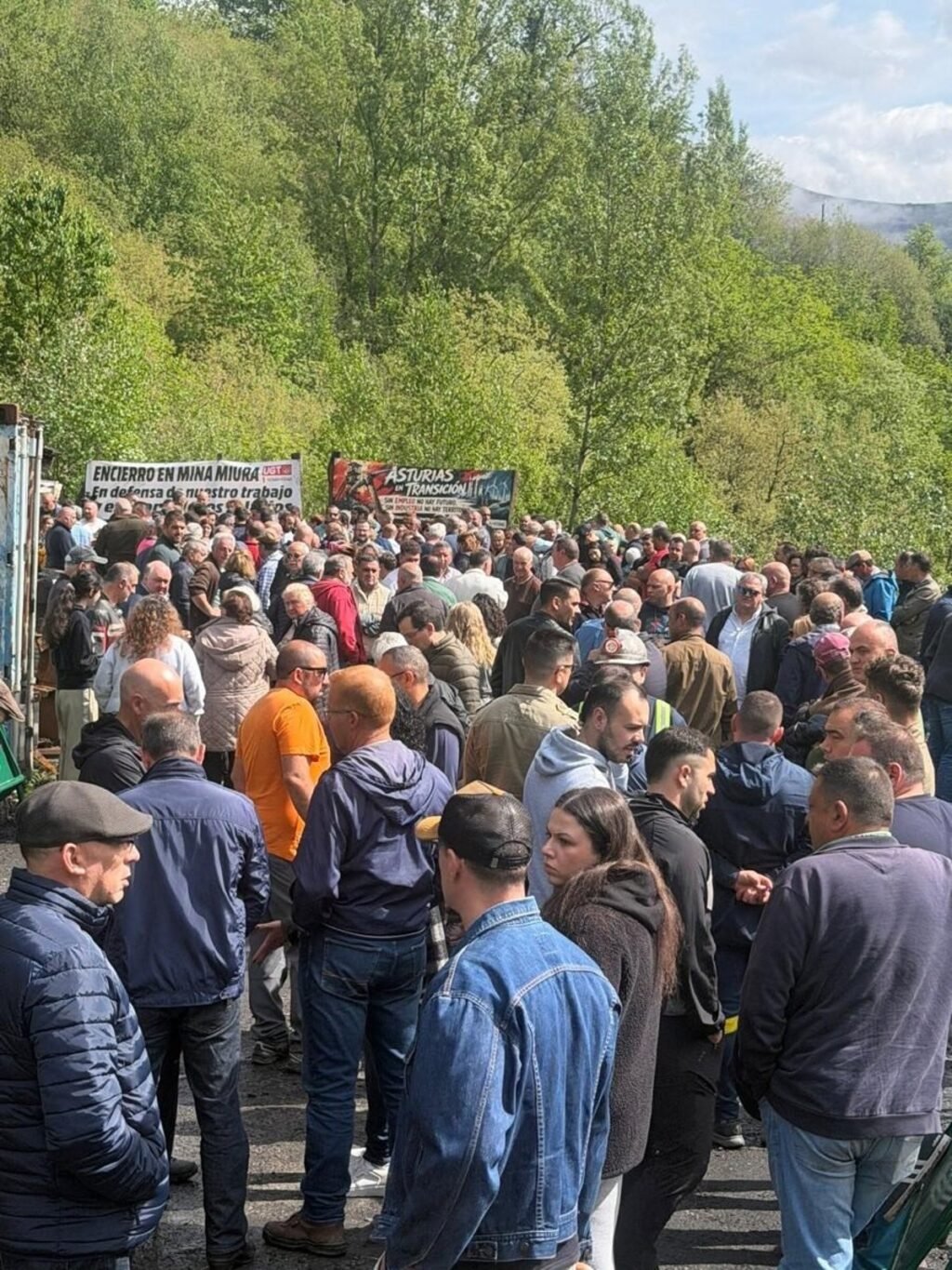 El-sindicato-SOMA-Fitag-UGT-se-une-a-mineros-encerrados-en-Mina.jpg