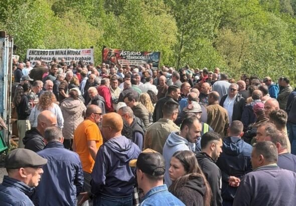 El-sindicato-SOMA-Fitag-UGT-se-une-a-mineros-encerrados-en-Mina.jpg