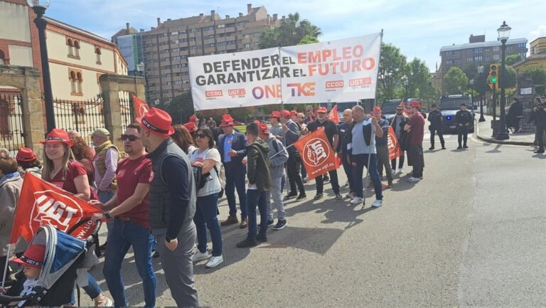 Gran-manifestacion-por-el-1-de-Mayo-en-Gijon-reclaman.jpg